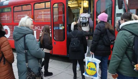 Osijek, 12. 12. 2024, Prvi dan voze tramvaji na linijama T2, kolodvorac Bikara i T1, Zeleno polje, Trg Ante Starčevića. Putnici, vozač...snimio GOJKO MITIĆ