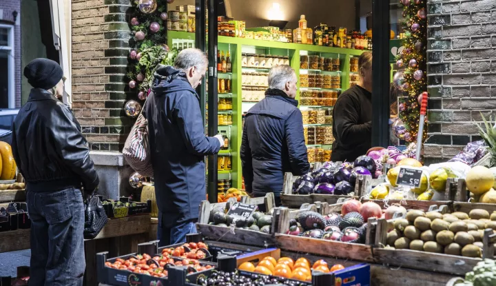 epa11791815 People line up at a vegetable store during final shopping ahead Christmas in Amsterdam, the Netherlands, 24 December 2024. EPA/DINGENA MOL