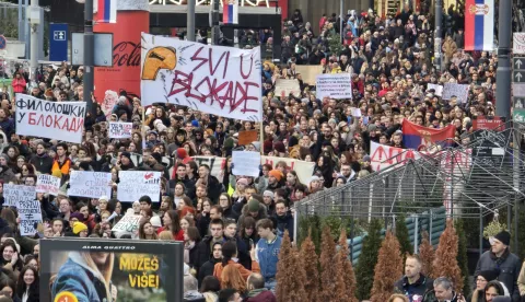 Beograd, 22.12.2024. - Tisuće ljudi okupilo se u Beogradu u nedjelju na zajedničkom prosvjedu studenata u jeku blokada više od 50 fakulteta kojima studenti zahtjevaju odgovornost vlasti za pogibiju 15 osoba na željezničkom kolodvoru u Novom Sadu i kaznenu odgovornost za nasilnike na demonstracijama diljem Srbije poslije novosadske tragedije. foto HINA/ FoNet/ ml