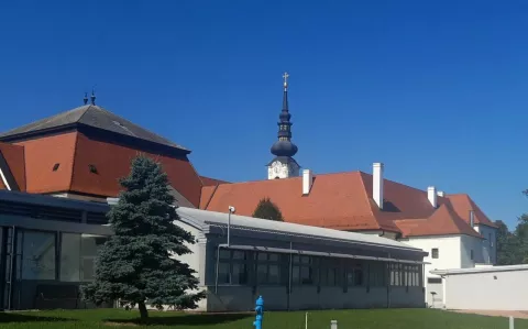 Pastoralni centar i Franjevački samostan u Vukovaru