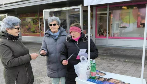 Javna akcija Udruge žena Vukovar u središtu Vukovara; podjela letaka