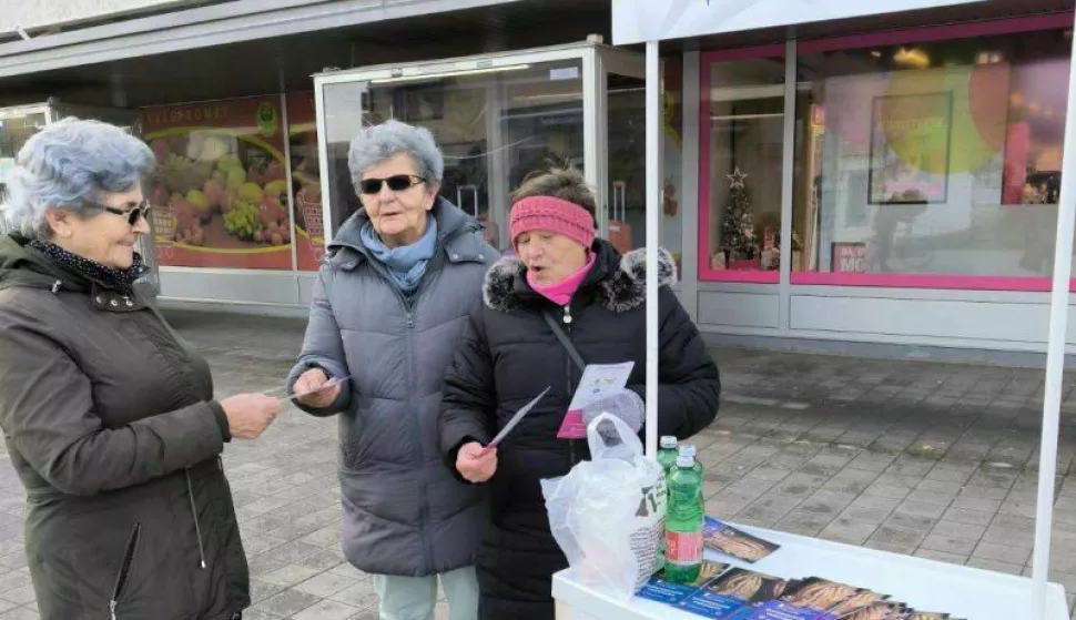 Javna akcija Udruge žena Vukovar u središtu Vukovara; podjela letaka