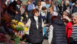 29.10.2024., Zagreb - Iznad prosjecno visoke temperature u sredistu probudile su rtam grada te izmamile mnogobrojne gradjane u setnju, kupovinu ili na trznicu ne bi li se opskbili za predstojeci blagdan Svih svetih. Photo: Sanjin Strukic/PIXSELL