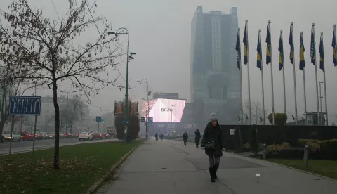 Sarajevo, 4.12.2018 - Sarajevo je i u utorak, treći dan za redom, bio grad s ogromnom koncentracijom onečićenja zraka opasnom po ljudski ivot, sudeći prema pokazateljima koji su tijekom jutra bili dostupni na mjernoj postaji postavljenoj u krugu američkog veleposlanstva u Bosni i Hercegovini. U 9 sati ujutro indeks kvalitete zraka (AQI) bio je na brojci 383, duboko unutar zone koja označava opasno stanje koje utječe na ivot i zdravlje svih ljudi.foto HINA/ FENA/ Alma Paić Delić/ ua