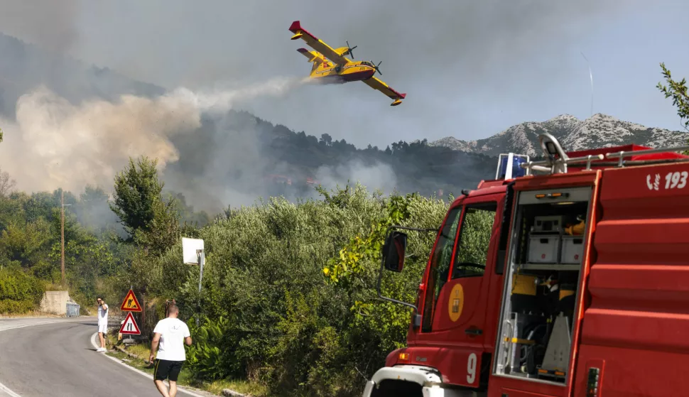 Solin, Klis, 11.08.2024. - Tijekom poslijepodneva buknuo je veliki požar između Solina i Klisa. Na terenu su brojna vatrogasna društva i kanaderi.foto HINA/ Miroslav LELAS/ lm