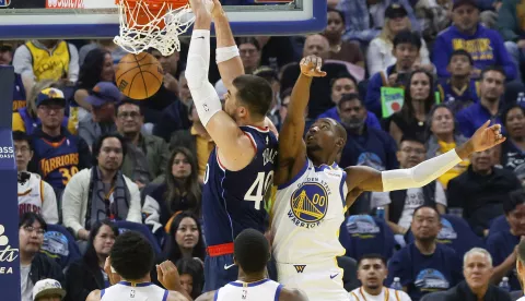 epa11688433 LA Clippers center Ivica Zubac dunks past Golden State Warriors forward Jonathan Kuminga during the first half of an NBA game in San Francisco, California, USA, 27 October 2024. EPA/JOHN G. MABANGLO SHUTTERSTOCK OUT