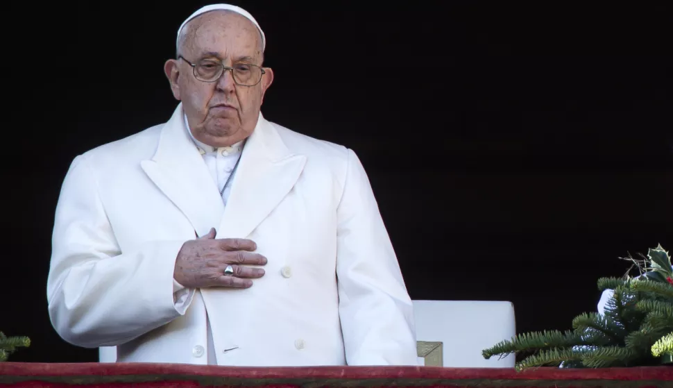 epa11793087 Pope Francis leads the traditional Urbi et Orbi Christmas Day blessing from the central balcony of Saint Peter's Square at the Vatican City, 25 December 2024. EPA/ANGELO CARCONI