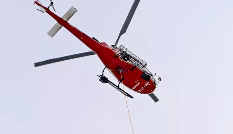 epa08951481 A helicopter carries Austrian skier Nina Ortlieb during a training session for the women's Downhill race at the FIS Alpine Skiing World Cup in Crans-Montana, Switzerland, 20 January 2021. EPA/JEAN-CHRISTOPHE BOTT