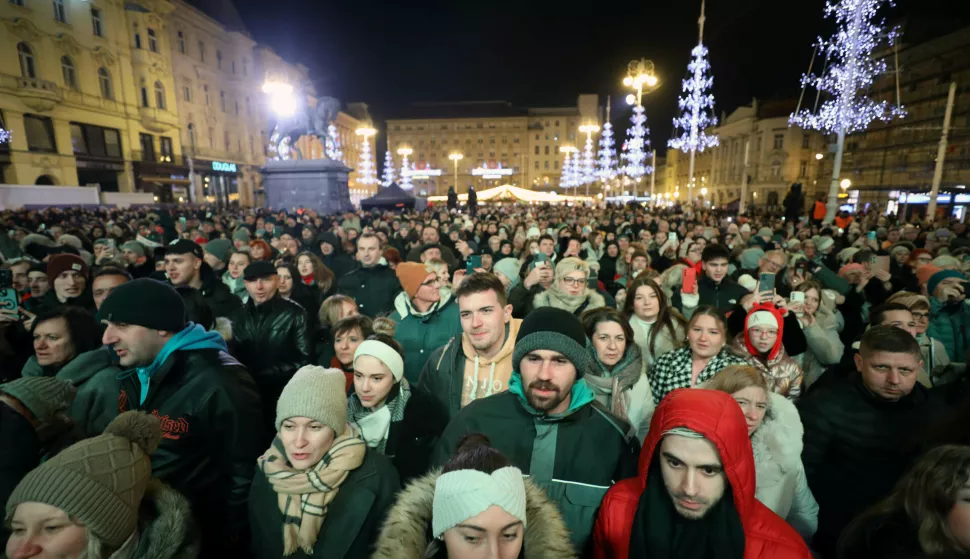 Zagreb, 27.12.2024.- U organizaciji Zaklade Ana Rukavina i Nove TV, na Trgu bana Jela?i?a u petak nave?er odr?ana je 19. humanitarna akcija i koncert "?elim ?ivot" na kojem su se okupili brojni gra?ani. foto HINA/ Daniel KASAP/ ua