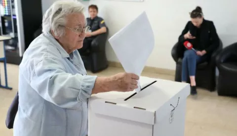 Zagreb, 26.5.2019.- Danas se održavaju izbori za Europski parlament u 21 državi Europske unije: Hrvatskoj, Njemačkoj, Francuskoj, Austriji, Poljskoj, Švedskoj, Finskoj, Danskoj, Bugarskoj, Rumunjskoj, Italiji, Sloveniji, Grčkoj, na Malti, u Belgiji, Luksemburgu, Španjolskoj, Portugalu, Estoniji, Litvi i u Mađarskoj, dok su ostale države-članice izbore održale par dana ranije. Hrvatska treći put bira zastupnike za Europski parlament te će hrvatski birači glasovati od 7 do 19 sati. Prve izborne rezultate objavit će Državno izborno povjerenstvo (DIP) nakon 23 sata, a o potpunim rezultatima izvijestit će u ponedjeljak poslijepodne.video HINA/ Admir BULJUBAŠIĆ/ abu