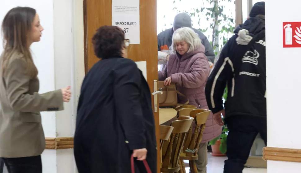 Osijek, 29. 12. 2024, Jug 2, Izborno mjesto u GČ Jug 2, biračaka mjesta, građani glasaju, izbori za predsjednika RH.snimio GOJKO MITIĆ