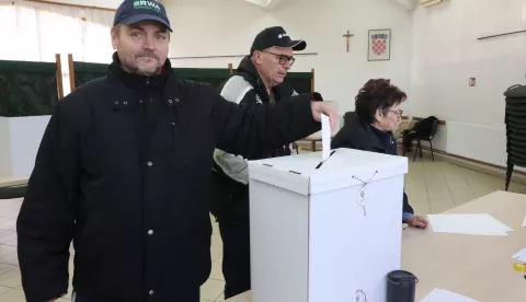 Osijek, 29. 12. 2024, Jug 2, Izborno mjesto u GČ Jug 2, biračaka mjesta, građani glasaju, izbori za predsjednika RH.snimio GOJKO MITIĆ