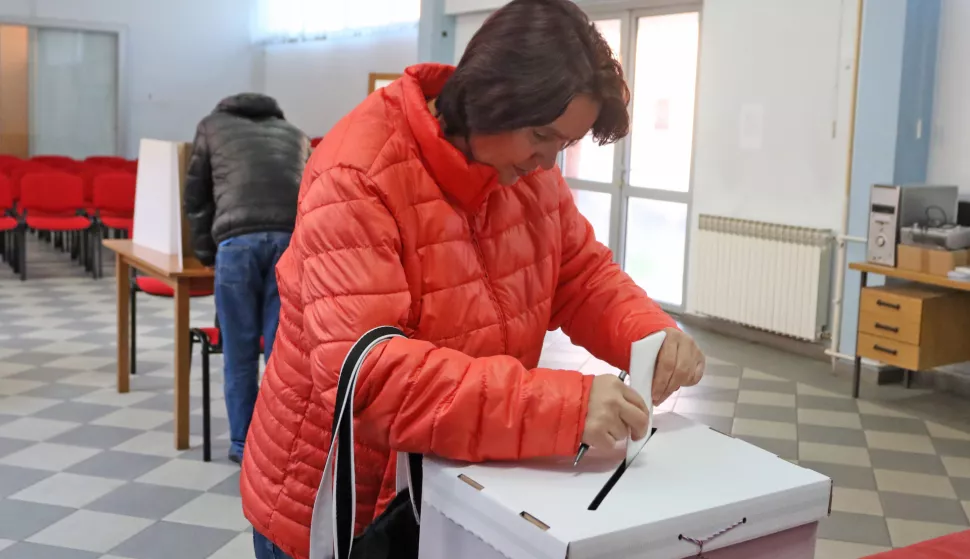 Osijek, 29. 12. 2024, Trg Lava Mirskog, Izborno mjesto u GČ Centar, biračaka mjesta, građani glasaju, izbori za predsjednika RH.snimio GOJKO MITIĆ