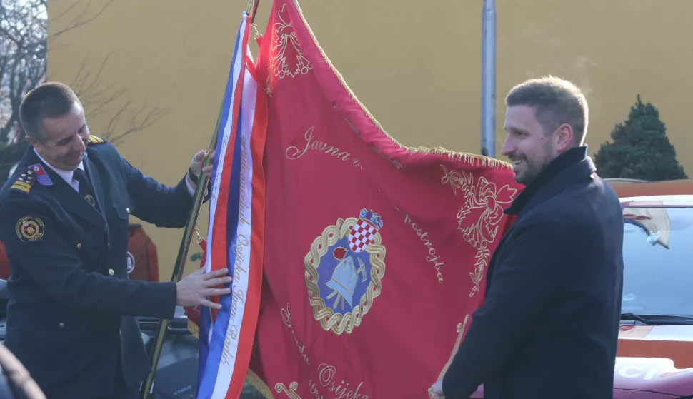 Osijek,30. 12. 2024, Javna vatrogasna postrojba Osijek, gradonačelnik Ivan Radić, posjetio JVP i bio kum vatrogasnoj zastavi, te predao ključeve zapovjednog vozila.snimio GOJKO MITIĆ