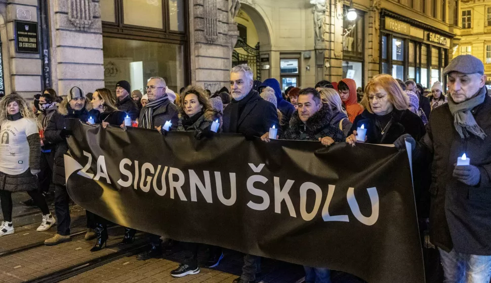 Zagreb, 23.12.2024 - U povodu tragičnog događaja u Osnovnoj školi Prečko u znak pijeteta, tri obrazovna sindikata: Sindikat hrvatskih učitelja, Sindikat Preporod i Nezavisni sindikat zaposlenih u srednjim školama Hrvatske organiziraju mirni mimohod "Za sigurnu školu".Foto Hina/ Dario GRZELJ/ dag