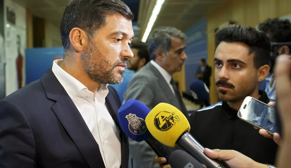 epa06997054 Sergio Conceicao (L), coach of FC Porto, speaks to reporters after the meeting after the 2018 UEFA Elite Club Coaches Forum, at the UEFA headquarters in Nyon, Switzerland, 04 September 2018. EPA/SALVATORE DI NOLFI