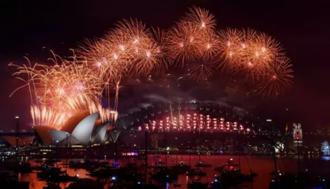 epaselect epa05084398 The New Year's Eve fireworks go off in Sydney Harbour at Mrs Macquarie's Point in Sydney, Australia, 01 January 2016. EPA/MICK TSIKAS AUSTRALIA AND NEW ZEALAND OUT