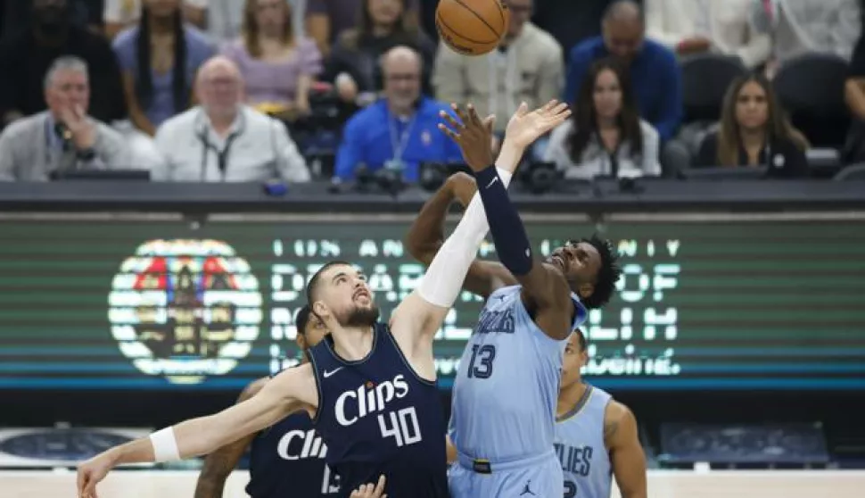 epa11048939 LA Clippers center Ivica Zubac (L) and Memphis Grizzlies forward Jaren Jackson Jr. (R) jump for the ball during the first quarter of the NBA basketball game between the Memphis Grizzlies and the Los Angeles Clippers in Los Angeles, California, USA, 29 December 2023. EPA/CAROLINE BREHMAN SHUTTERSTOCK OUT