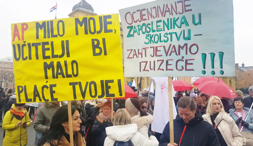 Zagreb, 14.12.2024.- U organizaciji Sindikata znanosti, ?kolskog sindikata Preporod i Nezavisnog sindikata zaposlenih u srednjim ?kolama u Zagrebu je odr?an prosvjed zbog nezadovoljstva novim Zakonom o pla?ama i sustavom ocjenjivanja koji bi u javnim slu?bama trebao stupiti na snagu 1. sije?nja. Na slici prosvjednici na trgu Republike Hrvatske. foto HINA/ Lana SLIVAR DOMINI?/ ua