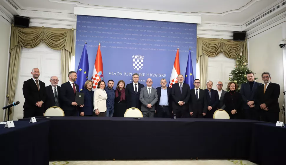 Zagreb, 31.12.2024. - Svečanost potpisivanja Dodatka IV. Kolektivnom ugovoru za državne službenike i namještenike u Banskim dvorima. foto HINA /Zvonimir KUHTIĆ/ kuzo