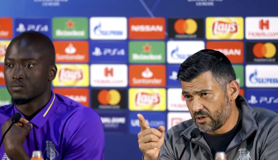 epa07063834 FC Porto head-coach, Sergio Conceicao (R), and FC Porto's Danilo, attend a press conference at Dragao Stadium in Porto, Portugal, 02 October 2018. FC Porto will face Galatasaray in their UEFA Champions League Group D soccer match on 03 October 2018. EPA/ESTELA SILVA