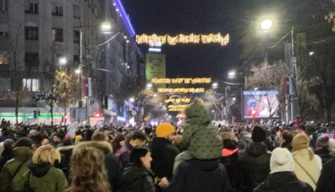 Beograd, 22.12.2024. - Tisuće ljudi okupilo se u Beogradu u nedjelju na zajedničkom prosvjedu studenata u jeku blokada više od 50 fakulteta kojima studenti zahtjevaju odgovornost vlasti za pogibiju 15 osoba na željezničkom kolodvoru u Novom Sadu i kaznenu odgovornost za nasilnike na demonstracijama diljem Srbije poslije novosadske tragedije. foto HINA/ Velimir ILIĆ/ ml