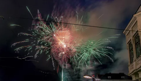 Osijek, 01.01.2019. - Osim u svojim domovima i brojnim ugostiteljskim objektima, veliki broj Osječana Novu 2019. godinu dočekao je na sredinjem gradskom Trgu Ante Starčevića. Na fotografiji vatromet. foto HINA/ lsd