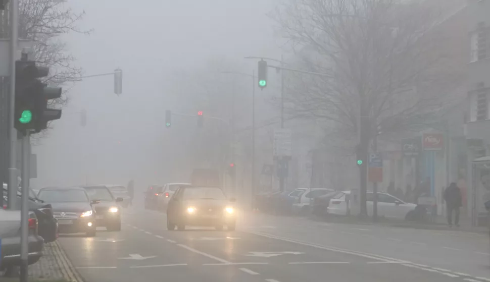 Osijek, 04.12.2019. - Magla na ulicama grada.Foto: Željko &Scaron;epić