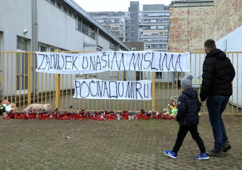 Zagreb.23.12.2024. - U zagrebačkoj osnovnoj školi Prečko građani se i dalje okupljaju i pale svijeće. foto HINA/ Tomislav Pavlek/ tp