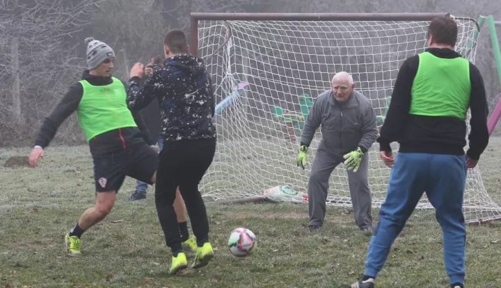 Osijek, 31. 12. 2024, Dječje igrali&scaron;te iza stambene zgrade u Dragonjskoj ulici. Tradicionalna nogometna utakmica susjedstva već 46. godinu - igraju nove generacije.snimio GOJKO MITIĆ