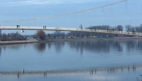 OSIJEK, 06. 01. 2018, PROMENADA, ETALITE UZ DRAVU. NEUOBIČAJENO TOPLO VRIJEME ZA OVO DOBA GODINE IZMAMILO JE MNOGE NA ULICE. ETNICA, ETAČI, BICIKLISTI, JOGGERI. SLOBODNJAK.snimio GOJKO MITIĆ