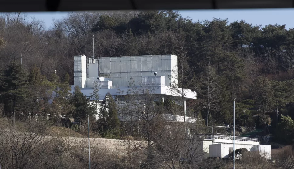 epa11799590 A view of the presidential residence in Seoul, South Korea, 31 December 2024. A Seoul court on 31 December issued a warrant to detain impeached Yoon over his botched martial law imposition. EPA/JEON HEON-KYUN