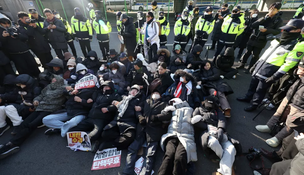 epa11801898 People supporting impeached President Yoon Suk Yeol lie down in front of his official residence in Seoul, South Korea, 02 January 2025, as the state anti-corruption agency is likely to proceed with a warrant to detain Yoon as early as the same day after a Seoul court granted the warrant over his brief imposition of martial law. EPA/YONHAP SOUTH KOREA OUT