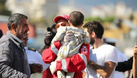 epa06263229 A volunteer of the Italian Red Cross welcomes one of the children who arrived on board the Aquarius ship of Sos Mediterranee in Palermo, Italy, 13 October 2017. Some 604 migrants, that include 241 children and 11 pregnant women, are rescued in the Canal of Sicily. The refugees come from Syria, Egypt, Mali, Ivory Coast, Guinea Bissau, Sudan, Morocco, Somalia, Eritrea, Senegal, Cameroon, Nigeria, Liberia, Ethiopia, Algeria, Ghana, Benin, Gambia and Yemen. EPA/IGOR PETYX