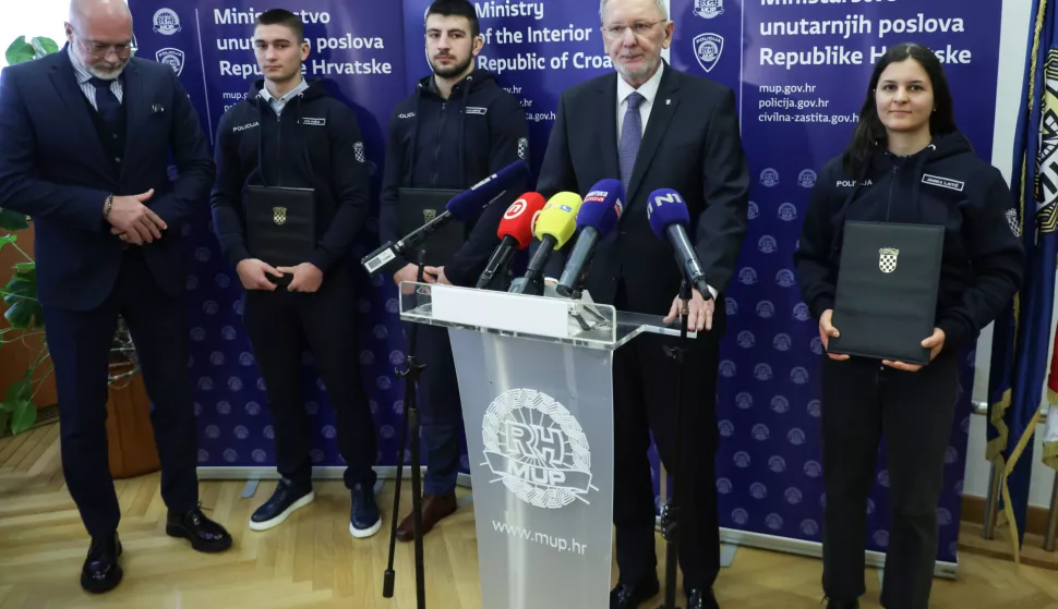 Zagreb, 02.01.2025. Potpredsjednik Vlade RH i ministar unutarnjih poslova dr. sc. Davor Božinović, u ime Ministarstva unutarnjih poslova RH, potpisao je ugovore s vrhunskim sportašima Zrinkom Ljutić, Ivanom Bertićem i Vitom Košarom. Na fotografiji Siniša Krajač, Vito Košar, Ivan Bertić, Davor Božinović, Zrinka Ljutić.foto HINA/ Admir BULJUBAŠIĆ/ abu