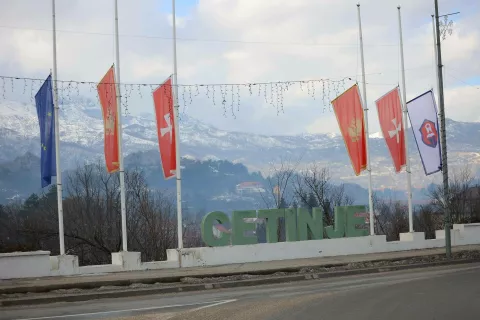 Cetinje, 2.1.2025.- Crna Gora u ?etvrtak je zapo?ela trodnevnu ?alost nakon ?to je naoru?ani napada? otvorio vatru u cetinjskoj gostionici, ubiv?i 12 ljudi uklju?uju?i dvoje djece. Ulice Cetinja i njegova naselja Bajica u ?etvrtak ujutro bile su puste, a policija je de?urala ispred ku?e napada?a. Na fotografiji zastave spu?tene na pola koplja na Cetinju. foto HINA/ BETAPHOTO/DRAGAN KARADAREVIC/ ua