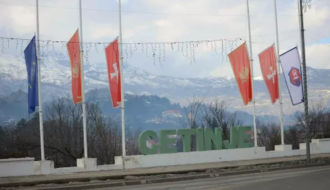 Cetinje, 2.1.2025.- Crna Gora u ?etvrtak je zapo?ela trodnevnu ?alost nakon ?to je naoru?ani napada? otvorio vatru u cetinjskoj gostionici, ubiv?i 12 ljudi uklju?uju?i dvoje djece. Ulice Cetinja i njegova naselja Bajica u ?etvrtak ujutro bile su puste, a policija je de?urala ispred ku?e napada?a. Na fotografiji zastave spu?tene na pola koplja na Cetinju. foto HINA/ BETAPHOTO/DRAGAN KARADAREVIC/ ua