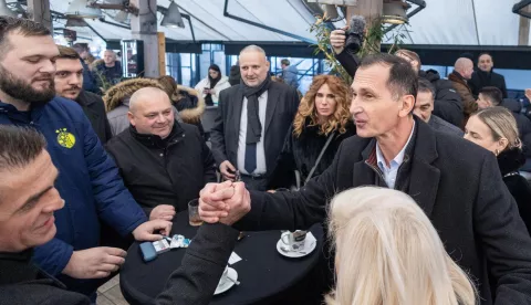 Zagreb, 31.12.2024 - Predsjednički kandidat Dragan Primorac zadnji dan godine proveo je na Trgu bana Jelačića.Foto Hina/ Dario GRZELJ/ ddag