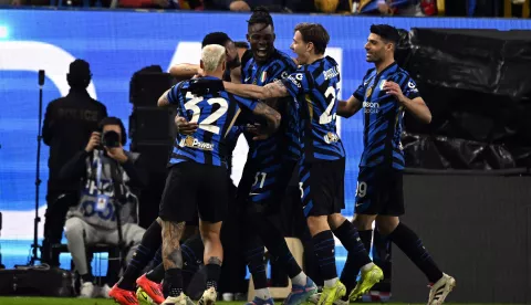 epa11802667 Players of Inter FC celebrate scoring the 1-0 during the Suppercoppa Italiana semi-finals match between Inter FC and BC Atalanta, in Riyadh, Saudi Arabia, 02 January 2025. EPA/STRINGER