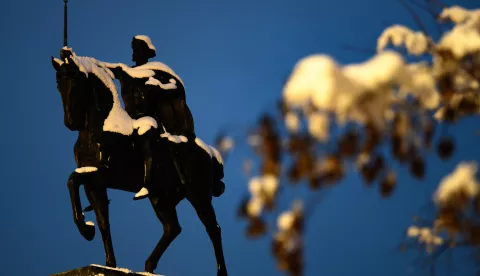 19.01.2024., Zagreb - Snijeg koji je jutros stvarao probleme u gradu lagano se topi. Pokoji centimetar je izdrzo do mraka da napravi vecernju zimsku idilu. Spomenik kralju Tomislavu. Photo: Davor Puklavec/PIXSELL