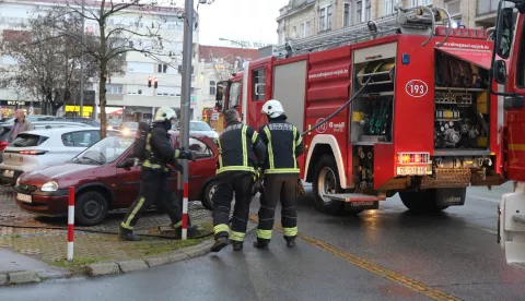 Osijek, 10. 12. 2024, Ulica Hrvatske republike, Centar Osijek. Na prvom katu zapalili se prostori Sindikata hrvatskih učitelja. Vatrogasci, intervencija.snimio GOJKO MITIĆ