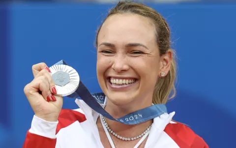 Pariz, 03.08.2024 - Najbolja hrvatska tenisačica Donna Vekić osvojila je srebrnu medalju na olimpijskom turniru u Roland Garrosu, gdje ju je u finalnom dvoboju pojedinačne konkurencije na pariškoj crvenoj zemlji pobijedila sedma igračica svijeta Zheng Qinwen sa 6-2, 6-3. foto HINA/ Damir SENČAR/ ds