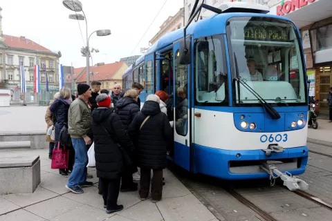 Osijek, 12. 12. 2024, Prvi dan voze tramvaji na linijama T2, kolodvorac Bikara i T1, Zeleno polje, Trg Ante Starčevića. Putnici, vozač...snimio GOJKO MITIĆ