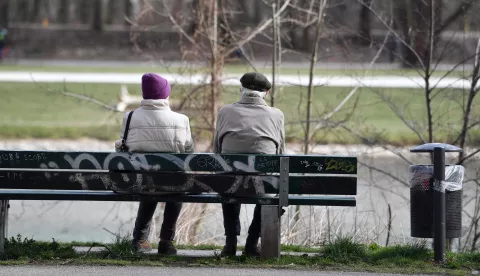 Pensioner man and woman sit on a bench on the banks of the Isar in Muenchen-Lehel. | usage worldwide /DPA/PIXSELL