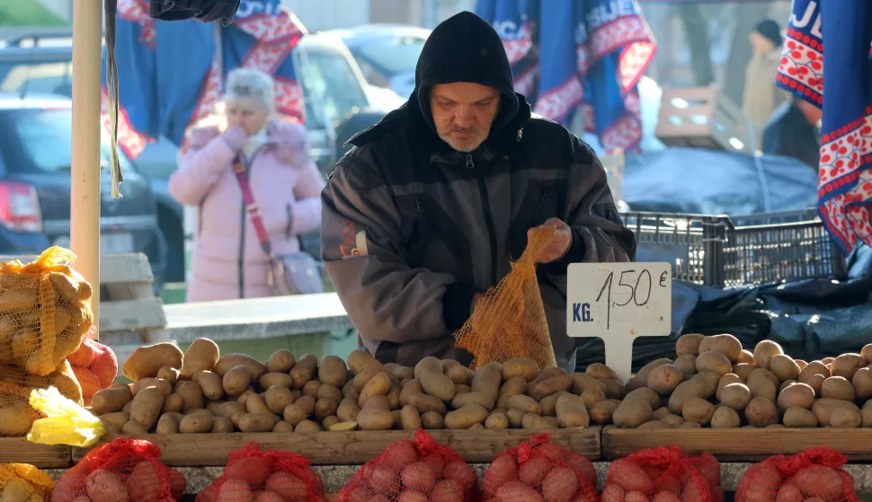 Osijek, 27. 12. 2024, Glavna tržnica na Gajevom trgu. Ponuda.snimio GOJKO MITIĆ