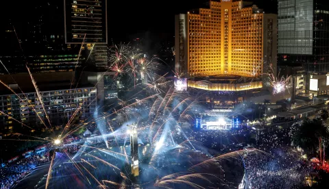 epa11800224 A fireworks display marks the New Year above the Bundaran Hotel Indonesia roundabout in Jakarta, Indonesia, 01 January 2025. EPA/MAST IRHAM