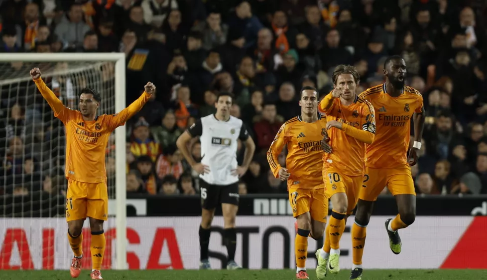 epa11804411 Real Madrid's Luka Modric (2-R) celebrates with his teammates after scoring the 1-1 goal during the Spanish LaLiga soccer match between Valencia CF and Real Madrid, in Valencia, Spain, 03 January 2025. EPA/Biel Alino