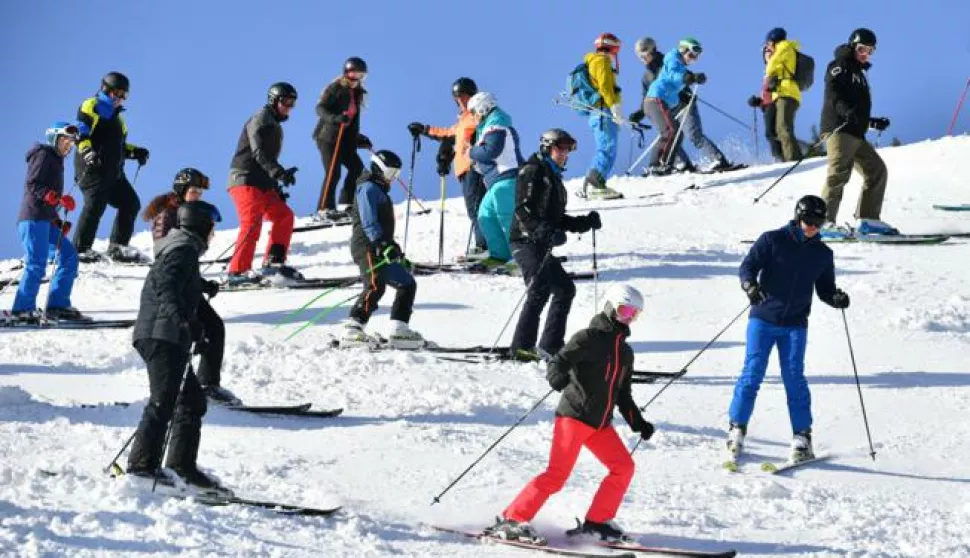 Overcrowded ski slope, crowds, helmet, helmets. Skiers in the Hahnenkamm ski area in Kitzbuehel. Skiing, ski, ride, Skiing, Ski Holiday, Sunshine, View, Leisure, Sport, Landscape, Activity, snow, winter sports, winter sports, Ski Resort, Mountain Range, Snow. | usage worldwide /DPA/PIXSELL