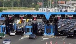 Zagreb, 25.07.2011 - Arhivska fotografija od 16.07.2011. godine prikazuje kolonu automobila na grani?nom prijelazu Bregana na ulazu u Hrvatsku. U Hrvatsku je pro?li vikend u?lo 1,367.000 putnika, ?to je ovogodi?nji rekord, a u usporedbi s ?etvrtim srpanjskim vikendom pro?le godine to je 53.000 ulazaka vi?e, pokazuju MUP-ovi podatci o prometu na grani?nim prijelazima. foto FaH/ Damir SEN?AR /ds