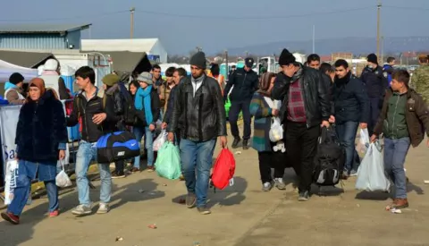 15.11.2015., Slavonski Brod - Migranti pristizu u zimski tranzitni centar u kojem su mjere sigurnosti na najvecoj razini. Photo: Ivica Galovic/ PIXSELL